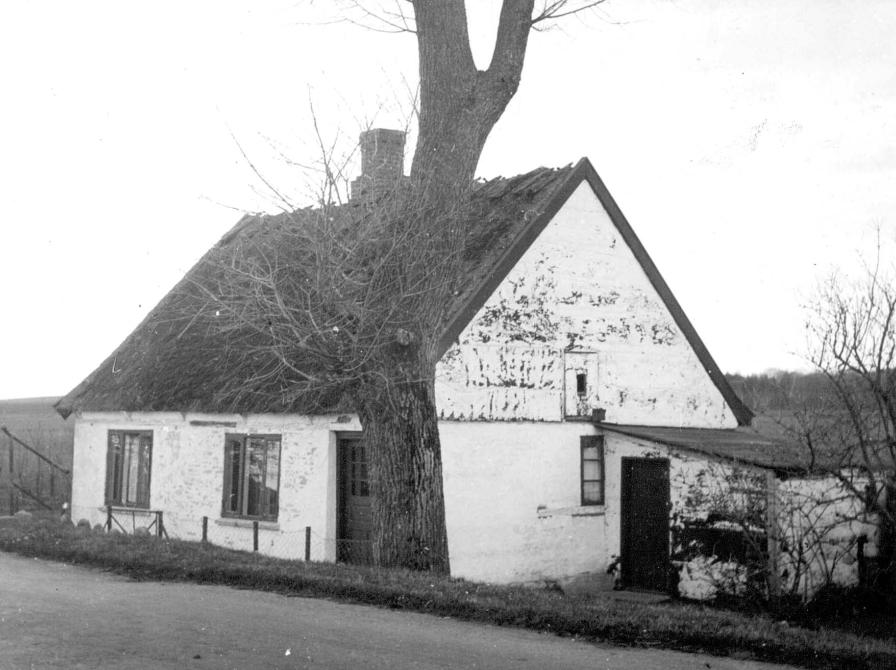 Sort-hvid foto: Huset Højre Skræk, Sønderstrupvej 30, Tølløse set fra vejen.