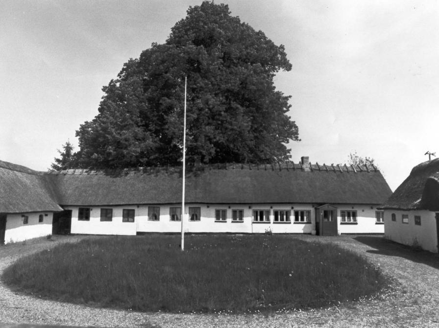 Sort-hvid foto: ”Niels Jørgens Gård,” Bygaden 35, Store Merløse, set fra gårdspladsen.