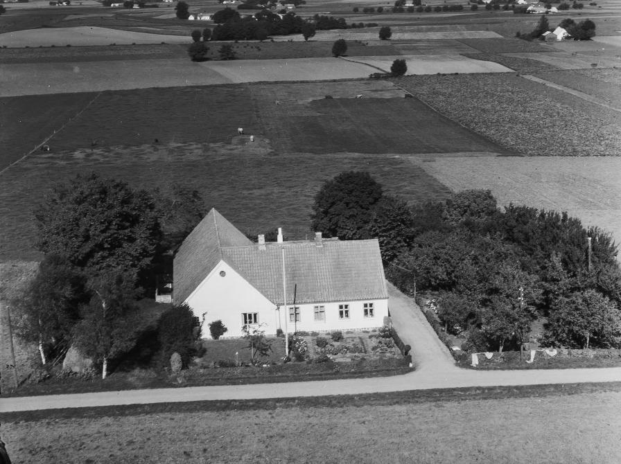 Sort-hvid foto: Luftfoto af Statshusmandsbruget Bjergby Statshuse 3. 