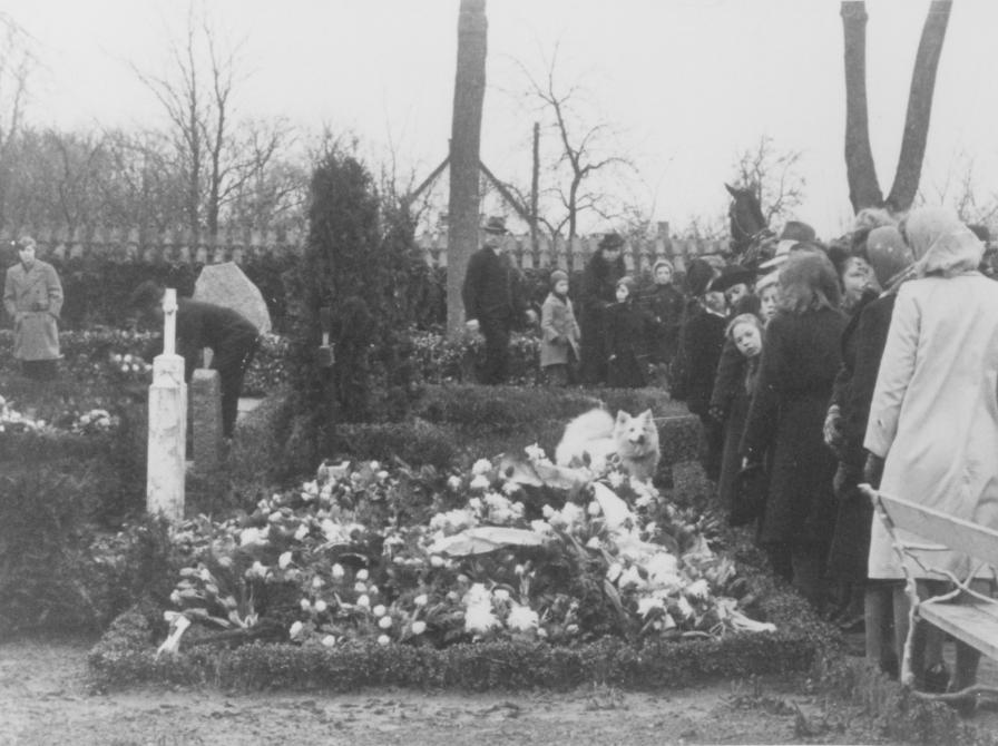 Sort-hvid foto: Lokale borgere samlet ved gravstedet for de to dræbte flyvere, James George Dawson og Ronald Harry Cox. Blomster på gravstedet.