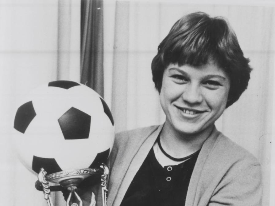 Sort-hvid foto: Susanne Augustesen med pokalen, som hun fik for at være topscorer i 1976.