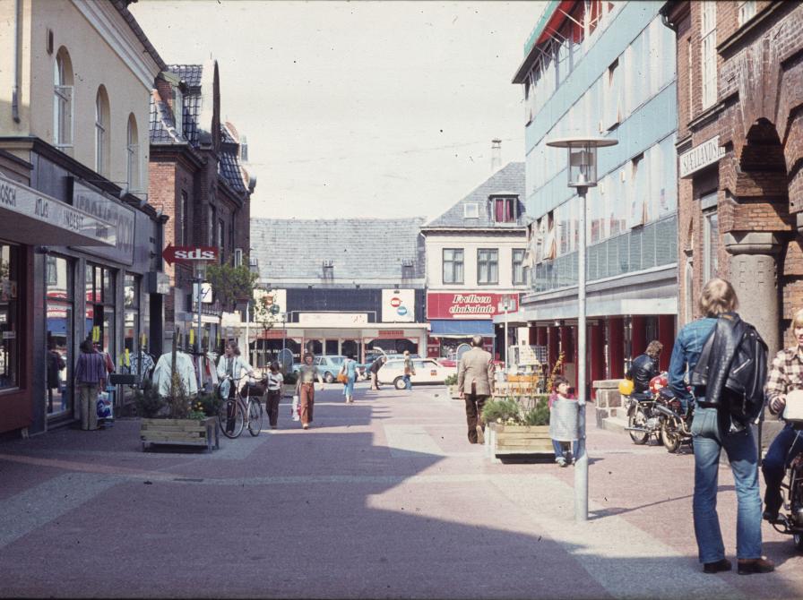 Farvefoto: Nygade set mod Ahlgade omkring 1980.