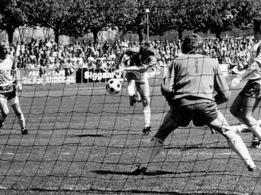 Sort-hvid foto: Situation fra kampen i 1. division mellem Holbæk og Randers Freja.