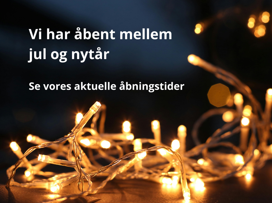 Lyskæde på mørk baggrund med teksten: Vi har åbent mellem jul og nytår. 