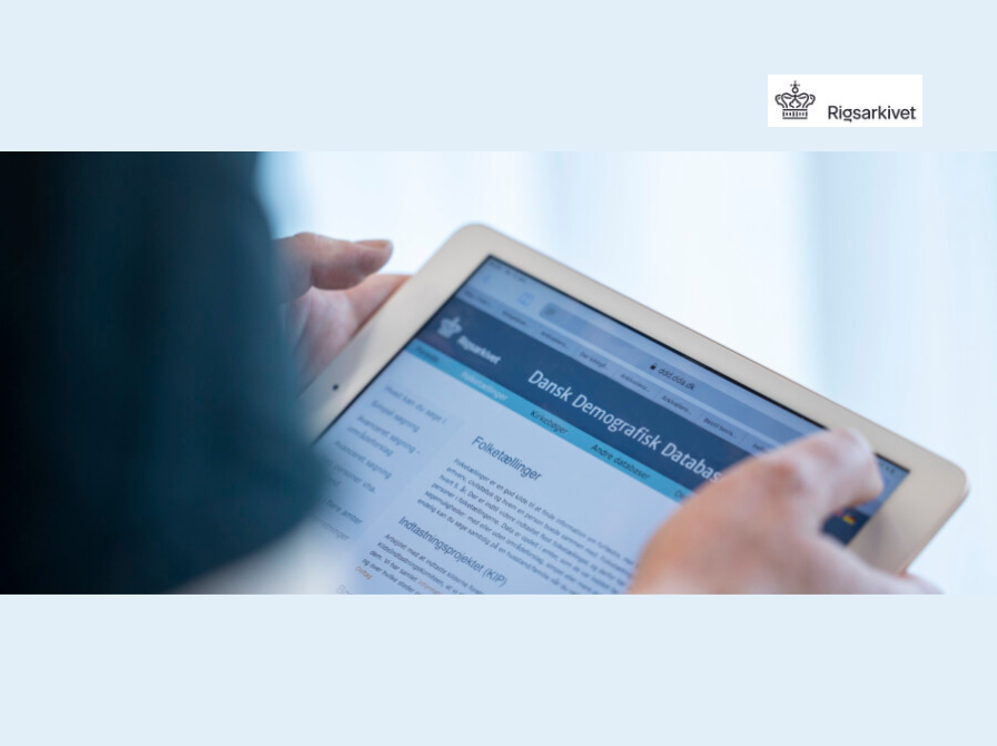 Rigsarkivets logo og et billede af Dansk Demografisk Database på en iPad. 