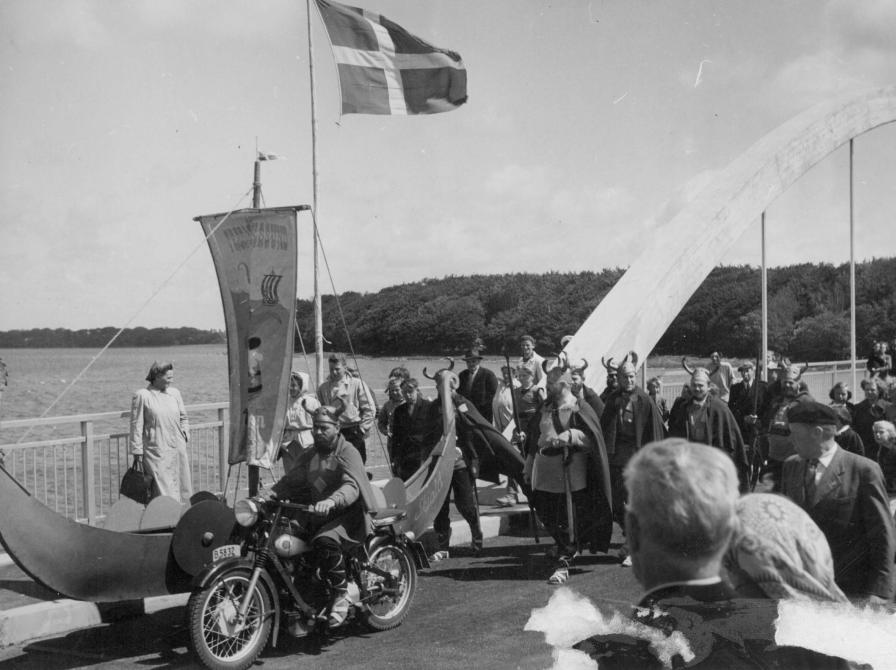 Sort-hvid foto af menneskemængde på Munkholmbroen, heriblandt nogen udklædt som vikinger.