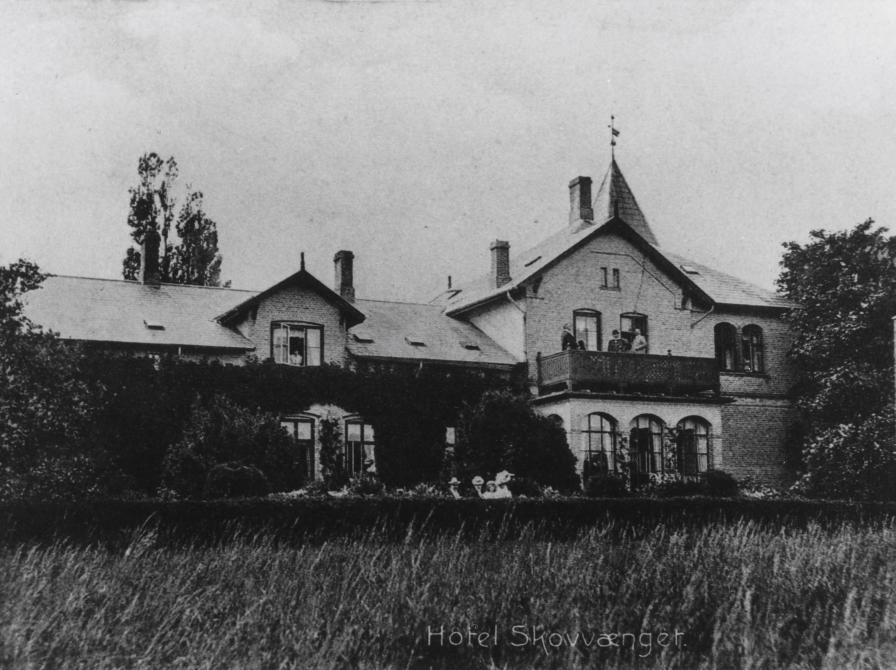 Sort-hvid postkort af hotellets facade.