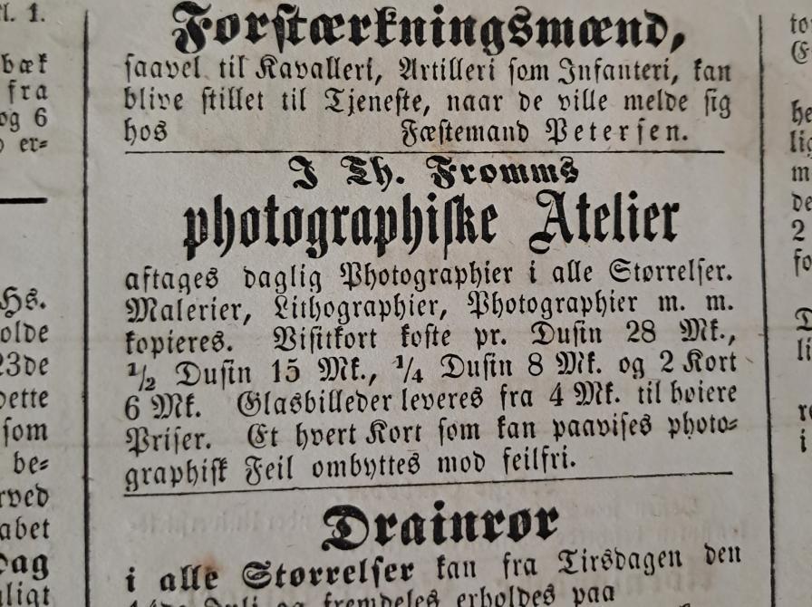 Udklip fra avis, hvor skriften er gotiske bogstaver.