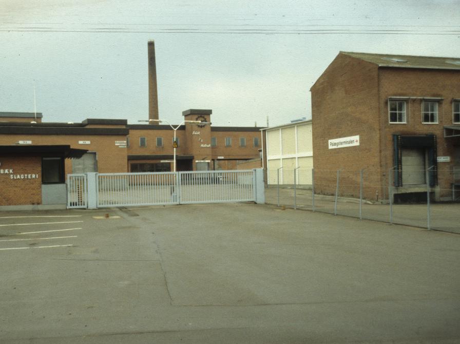 Farvefoto af slagteriets bygninger.