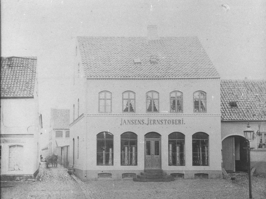 Sort-hvid foto af en hvid bygning.