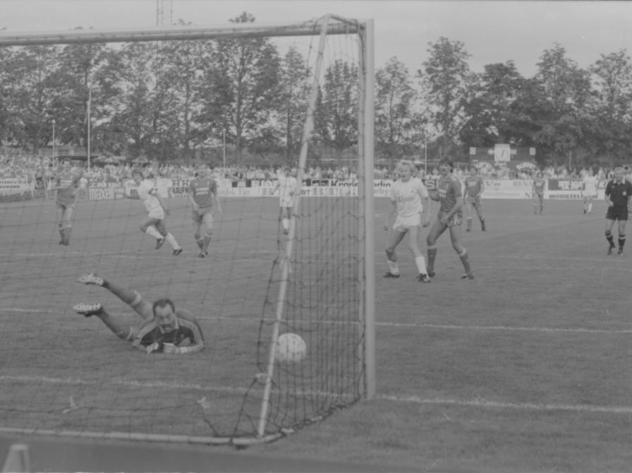 Sort-hvid foto af scene fra fodboldkamp.