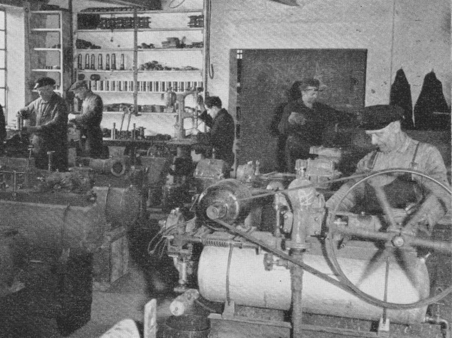 Sort-hvid foto af værksted på fabrik.