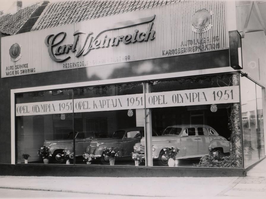 Sort-hvid foto af udstillingsvindue med biler.