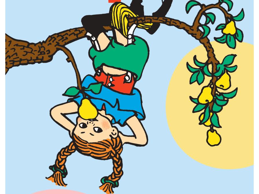 Pippi hænger i et træ på hovedet fra en gren og spiser pærer.
