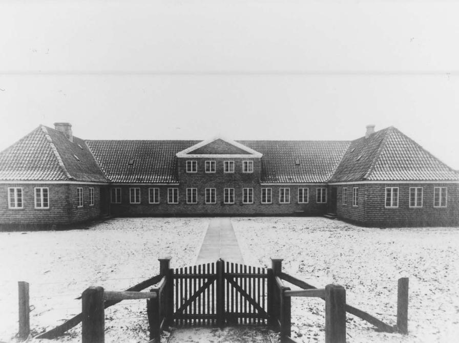 Sort-hvid foto af trelænget bygning.