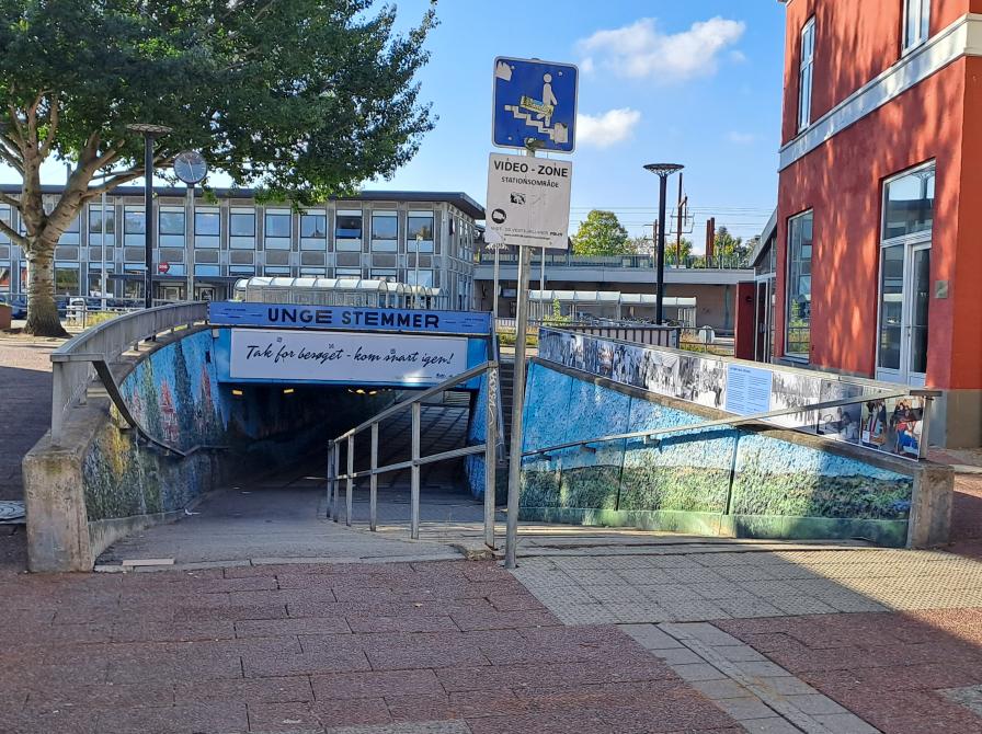 Farvefoto af nedgangen til tunnellen ved Holbæk Station på Nygade.