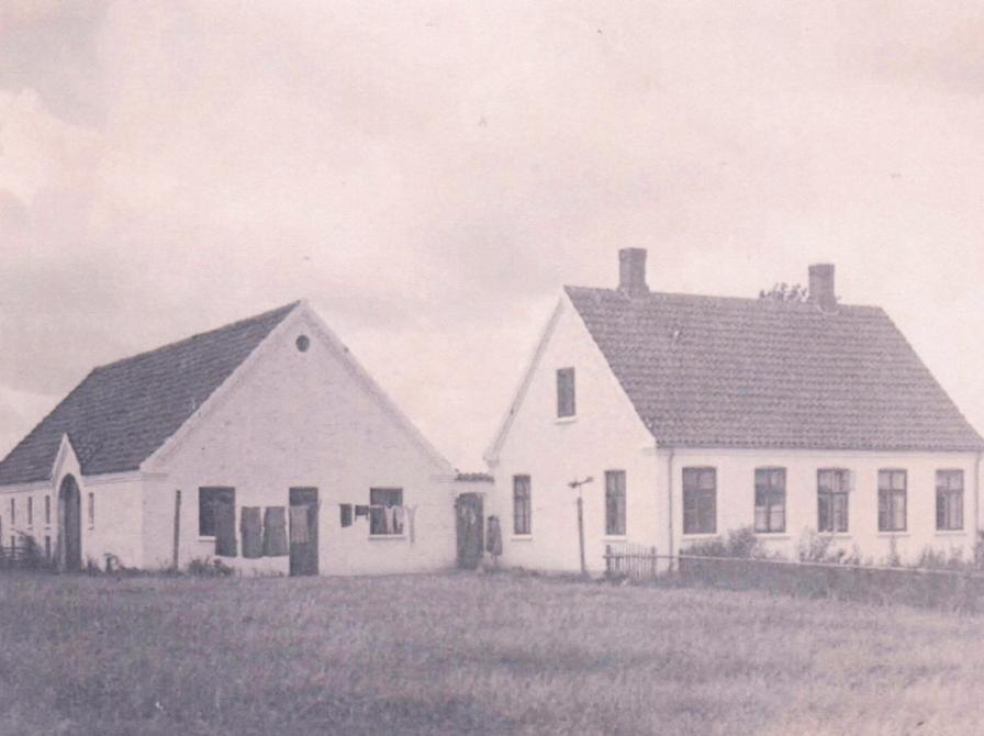 Sort-hvid foto af ejendom.