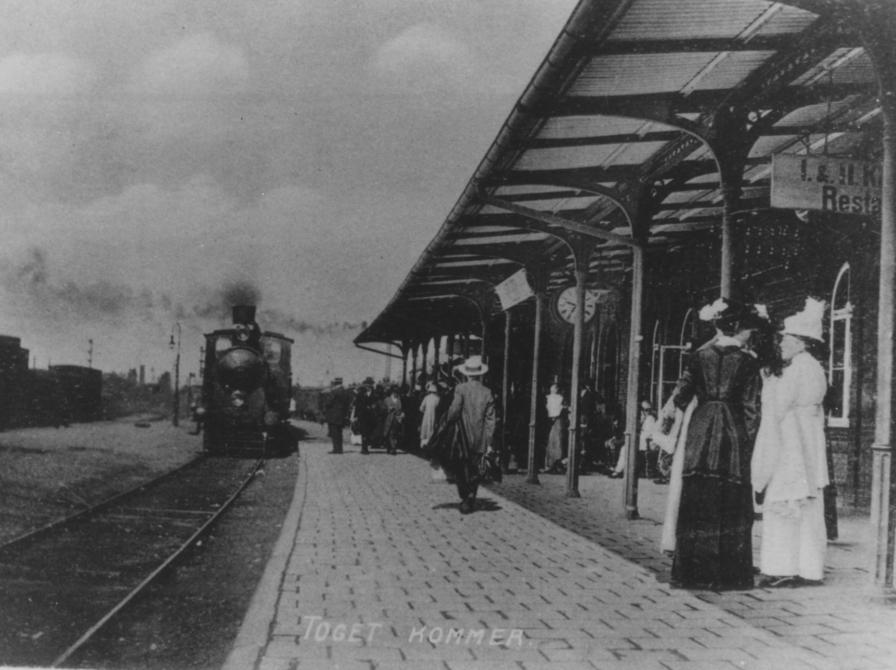 Sort-hvid foto af damplokomotiv, der ankommer til Holbæk Station.