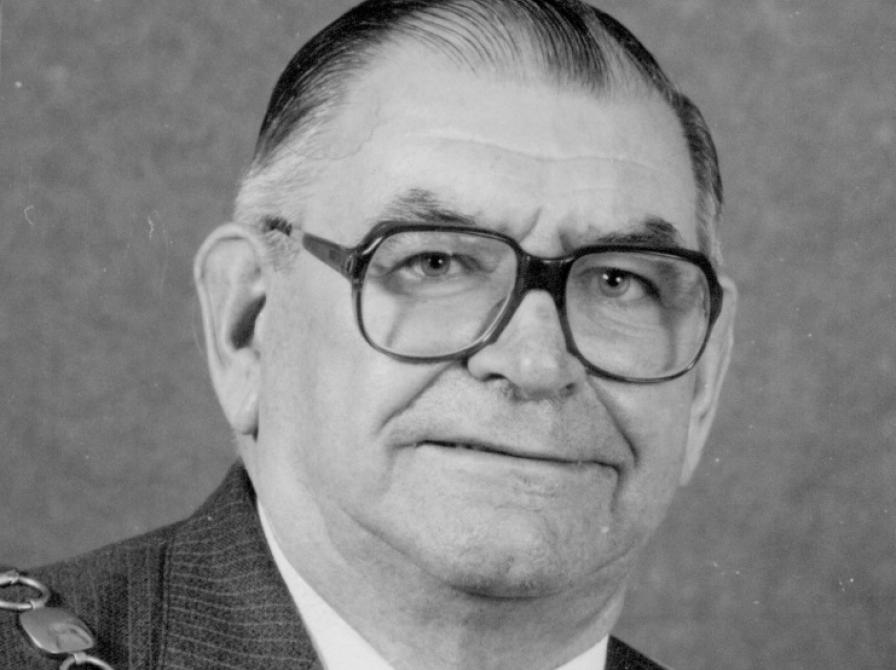 Sort-hvid portræt af borgmester Arnold Sørensen.