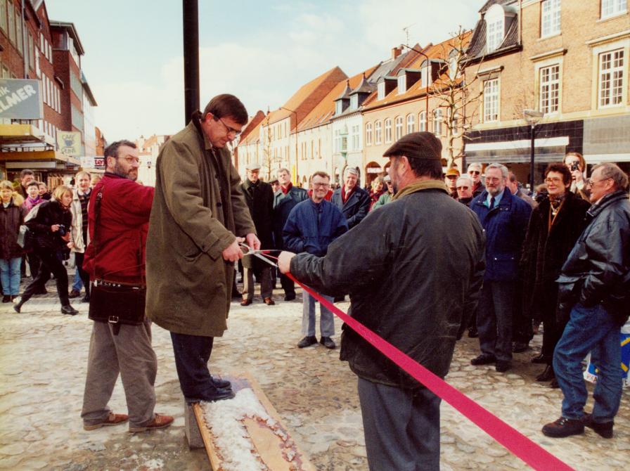 Borgmester Jørn Sørensen klipper en rød snor over i Ahlgade.