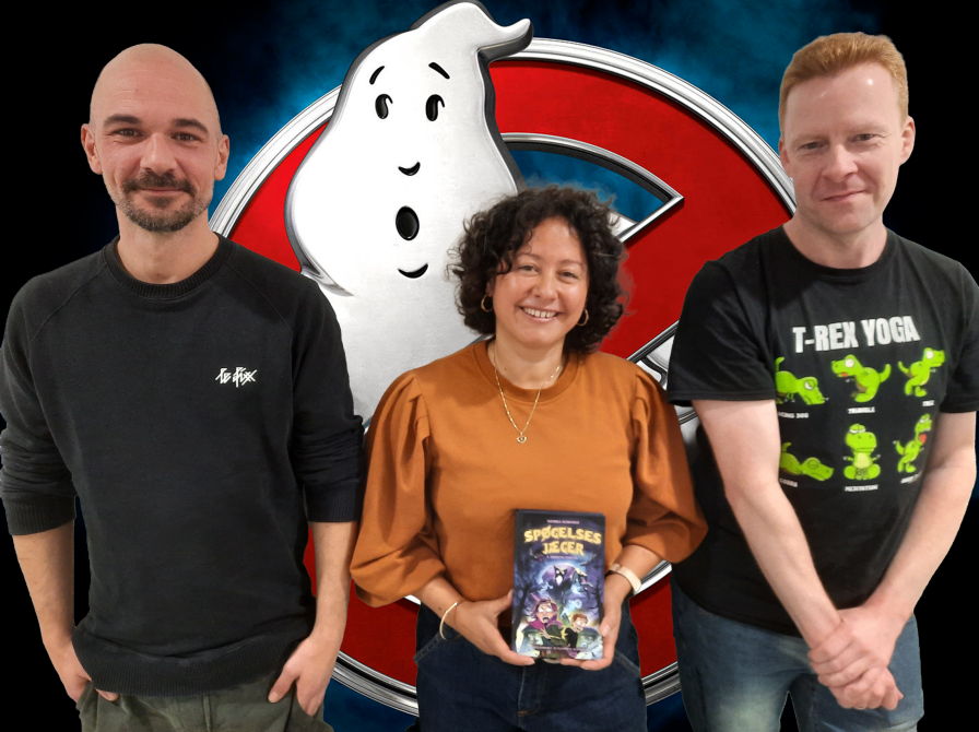 Forfatter Sandra Schwartz og Illustrator Flemming Schmidt sammen med Portalen vært Bjarne Nordberg Pedersen. Baggrund Ghostbusters logo.
