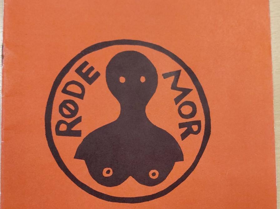 Orange forside med sort cirkelformet logo. Inde i cirklen ses en stiliseret figur, og teksten "RØDE MOR". Tallet "1" står nederst i højre hjørne.
