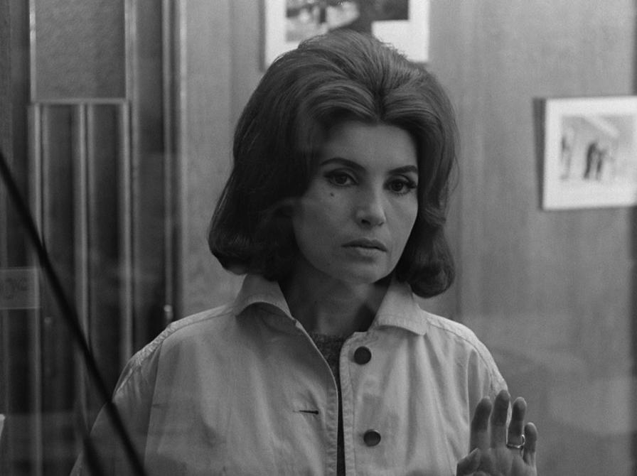 kvinde fra filmen, ser gennem en rude