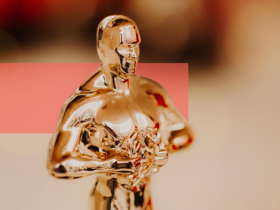 Nærbillede af en gylden prisstatuette med sløret baggrund.